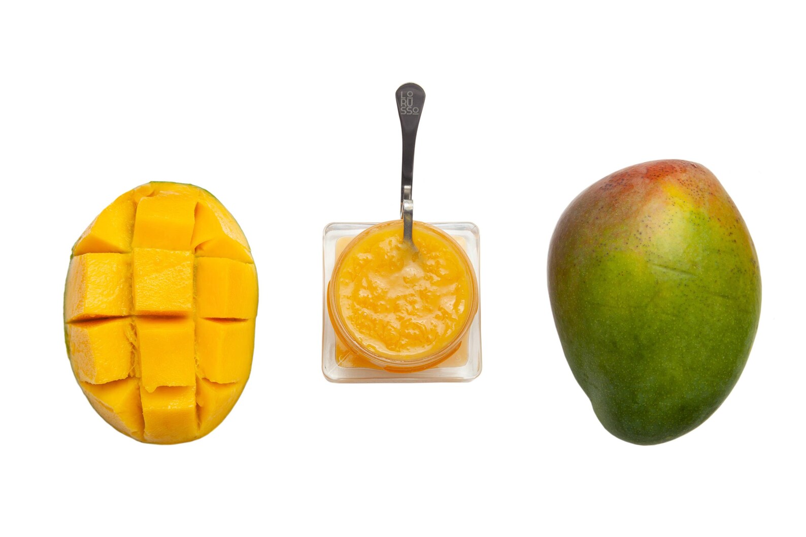 Mango, džem v skle a celé mango — ovocie a obsah pohára vedľa seba